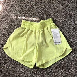 NWT LULULEMON TRACK THAT SHORT 5” SZ 4 LEMON VIBE